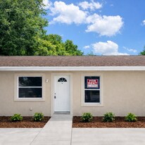 14642 10th St in Dade City, FL - Building Photo