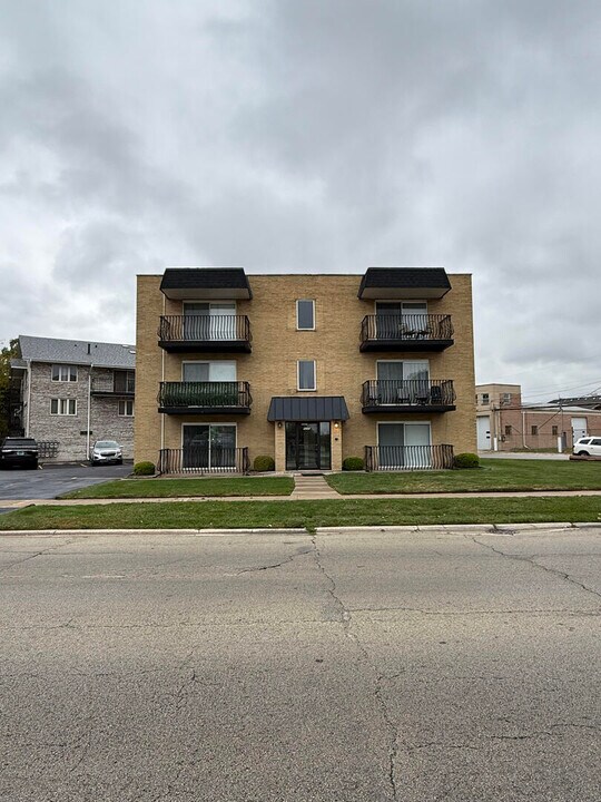 9220 S Kilbourn Ave in Oak Lawn, IL - Building Photo