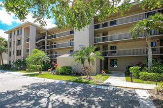 4540 NE Sandpebble Trce in Stuart, FL - Foto de edificio - Building Photo
