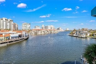 205 Park Shore Dr in Naples, FL - Building Photo