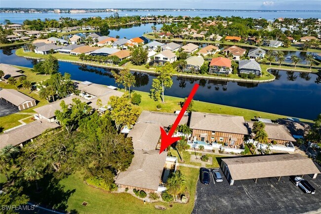 4283 Island Cir in Ft. Myers, FL - Foto de edificio - Building Photo