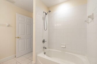 8410 Maria Ct in Cape Canaveral, FL - Foto de edificio - Building Photo