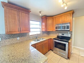 2/2 home with garage - tile on inside with in Kissimmee, FL - Building Photo - Building Photo