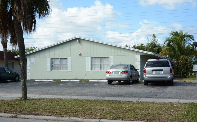 591 Kathy Ln in Margate, FL - Foto de edificio - Building Photo