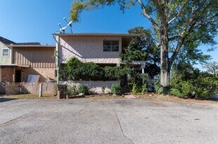 2137 Casa Rio Cir in Dickinson, TX - Building Photo