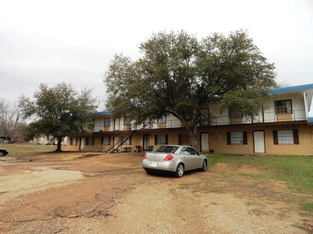 404 Main St E in Mount Vernon, TX - Building Photo