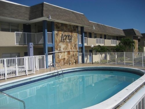 321 NE 1st Ct-Unit -106,113,114,115, in Hallandale Beach, FL - Building Photo - Building Photo