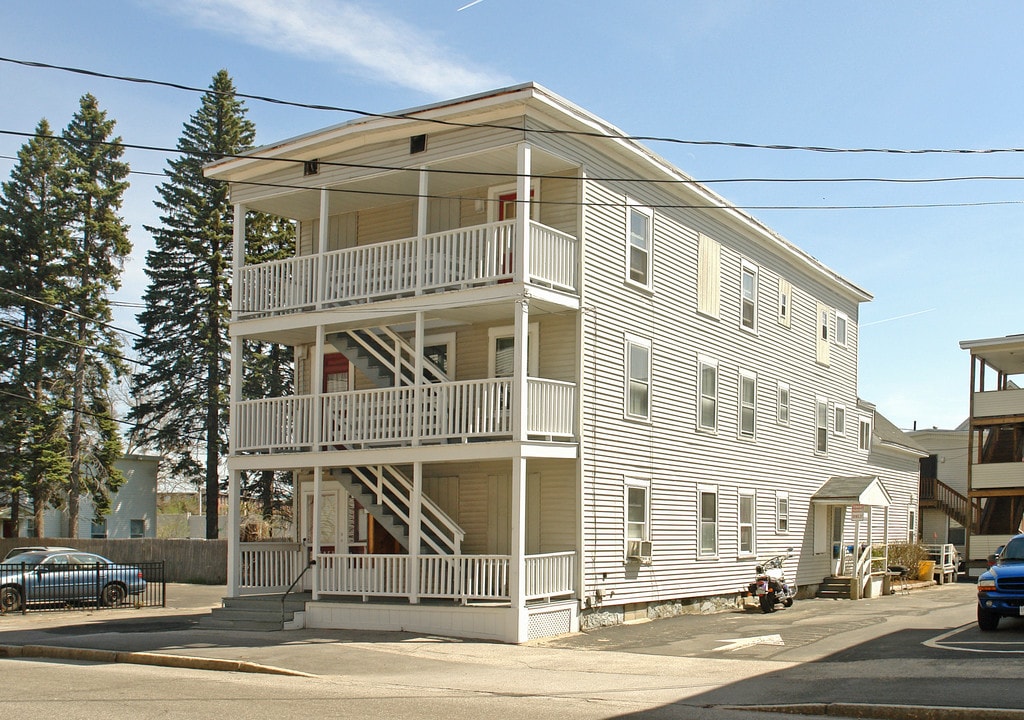 Red Oak Apartments in Manchester, NH - Building Photo