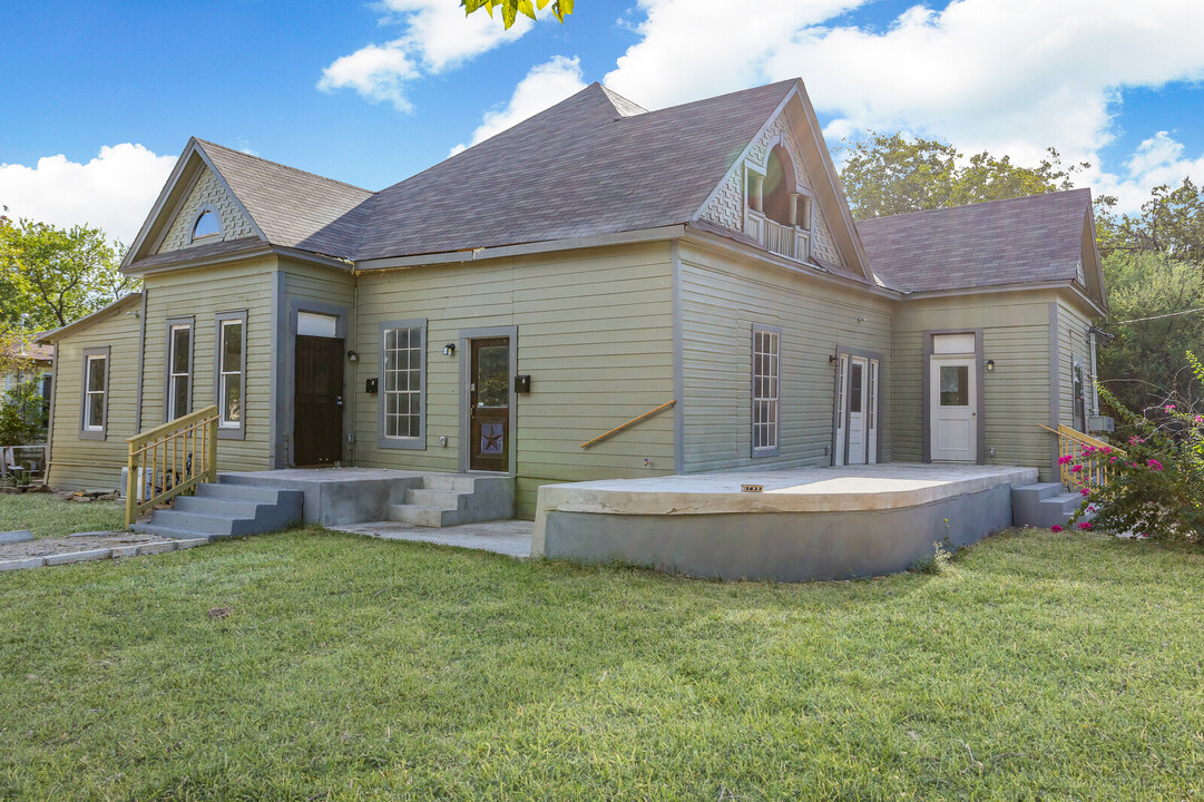 2004 Monterey St, Unit 1 in San Antonio, TX - Building Photo