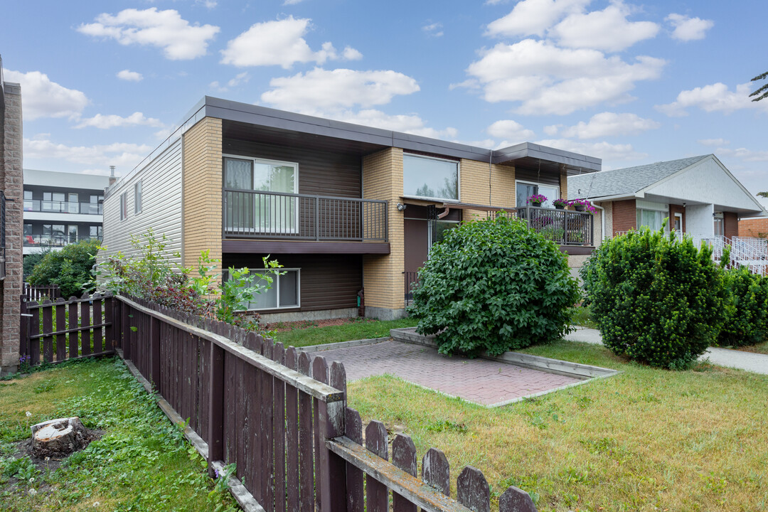 1630 39 St SW in Calgary, AB - Building Photo