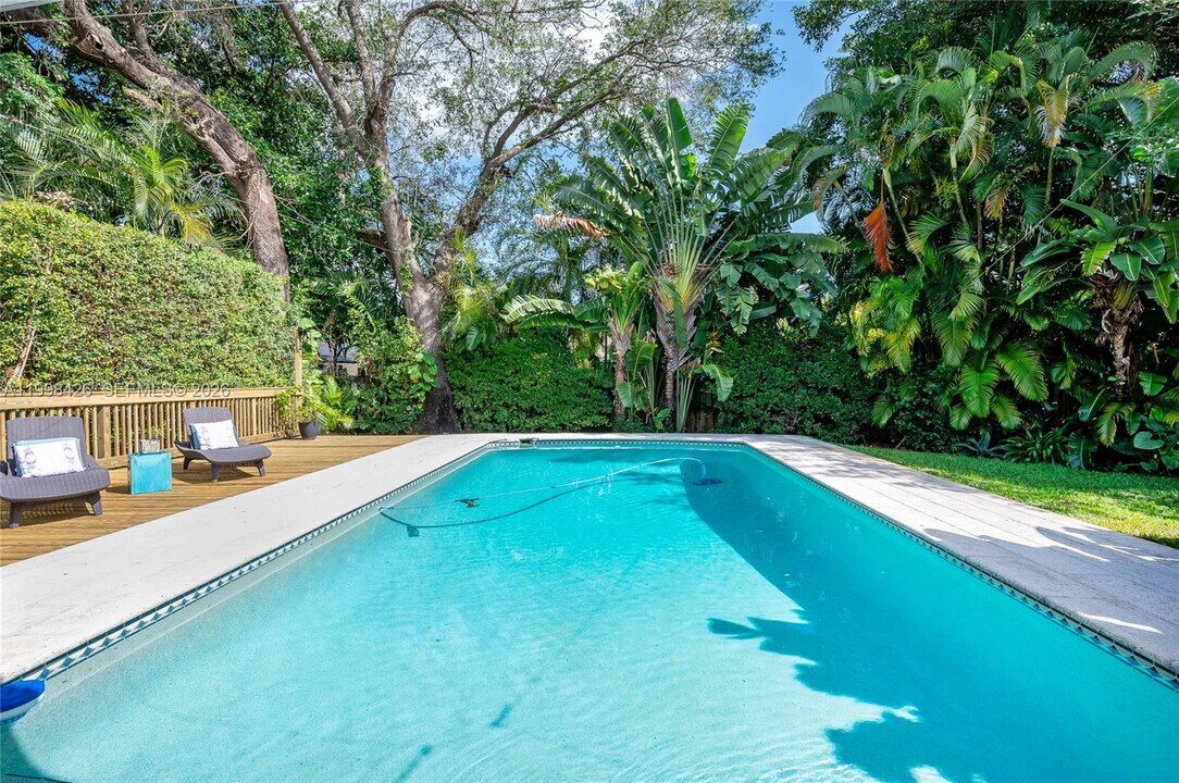 1003 NE 118th St in Biscayne Park, FL - Building Photo