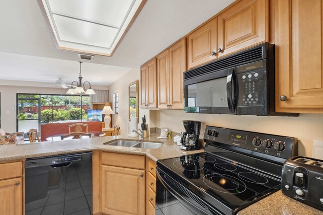 600 Neapolitan Way in Naples, FL - Building Photo - Building Photo