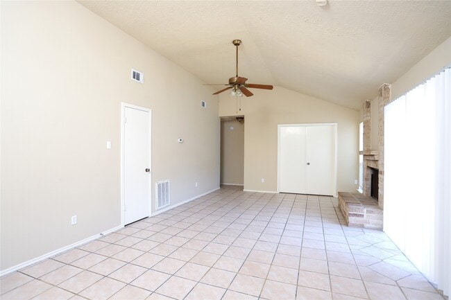 11047 Grassyglen Dr in Houston, TX - Building Photo - Building Photo