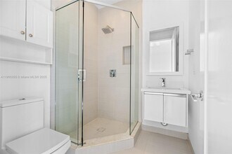 6400 NW 105th Pl in Doral, FL - Building Photo - Building Photo