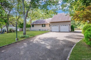 6 Bay Dr in Hampton Bays, NY - Building Photo