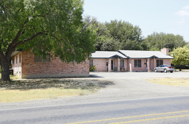 3002 Avenue E in Hondo, TX - Building Photo - Building Photo