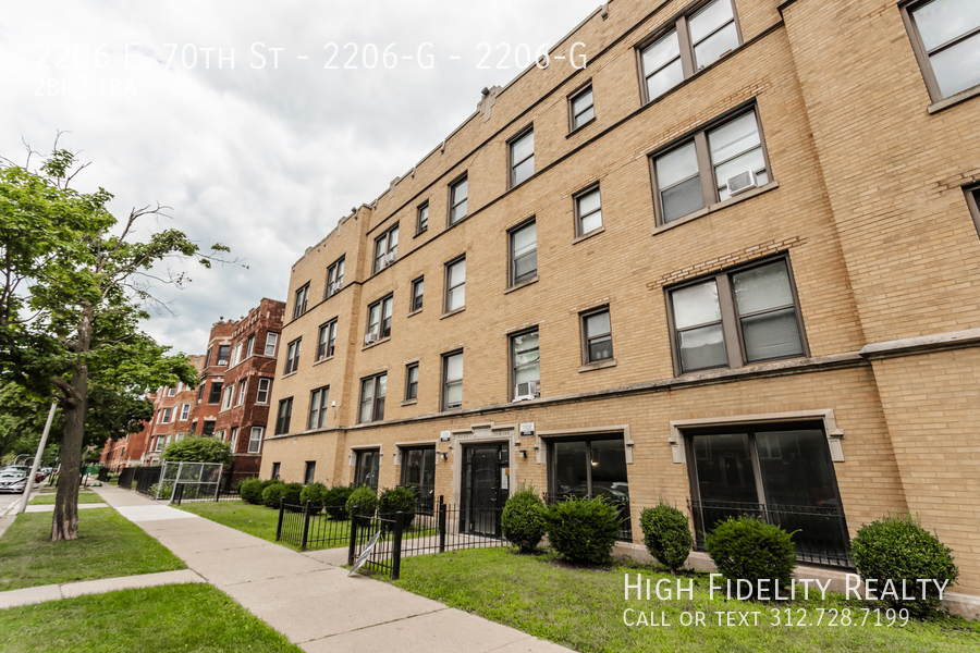 2206 E 70th St in Chicago, IL - Building Photo