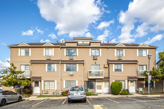 Honey Bee Condos in Staten Island, NY - Building Photo - Building Photo