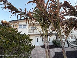 154 Crescent Beach Dr, Unit 2 in Cocoa Beach, FL - Foto de edificio - Building Photo
