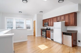 1 E Main St-Unit -5 in Riverhead, NY - Building Photo - Building Photo
