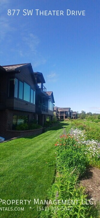 877 SW Theater Dr in Bend, OR - Building Photo