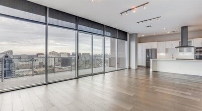 2728 Cedar Springs Rd in Dallas, TX - Building Photo - Building Photo