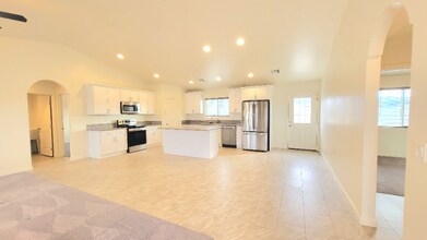 3799 N Mayfield Ranch Rd in Pahrump, NV - Foto de edificio - Building Photo