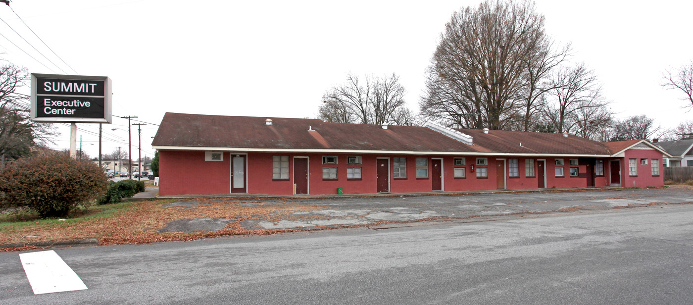 817 Summit Ave in Greensboro, NC - Building Photo