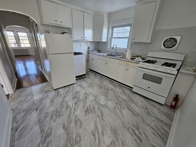 property at 824 Roosevelt Ave