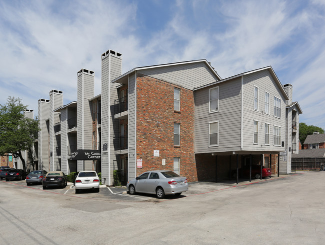 Blue Springs Apartments in Dallas, TX - Foto de edificio - Building Photo