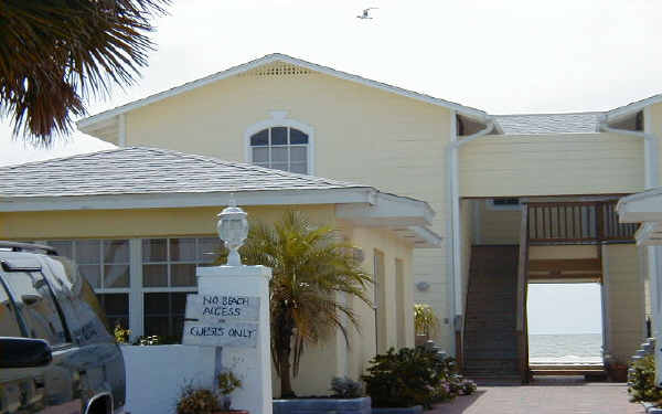 Sand-glo Villas in Indian Rocks Beach, FL - Foto de edificio