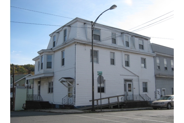 200 W Ridge St in Lansford, PA - Foto de edificio