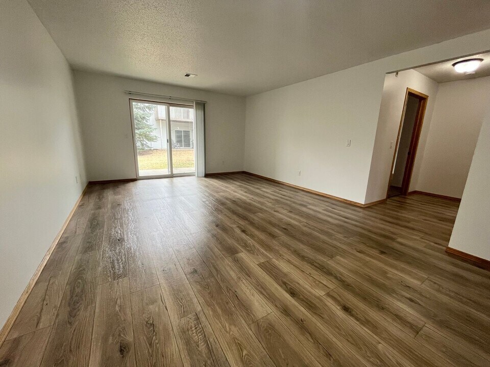 3615 W Ralph Rogers Rd in Sioux Falls, SD - Foto de edificio