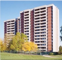 Tomken Place in Mississauga, ON - Building Photo