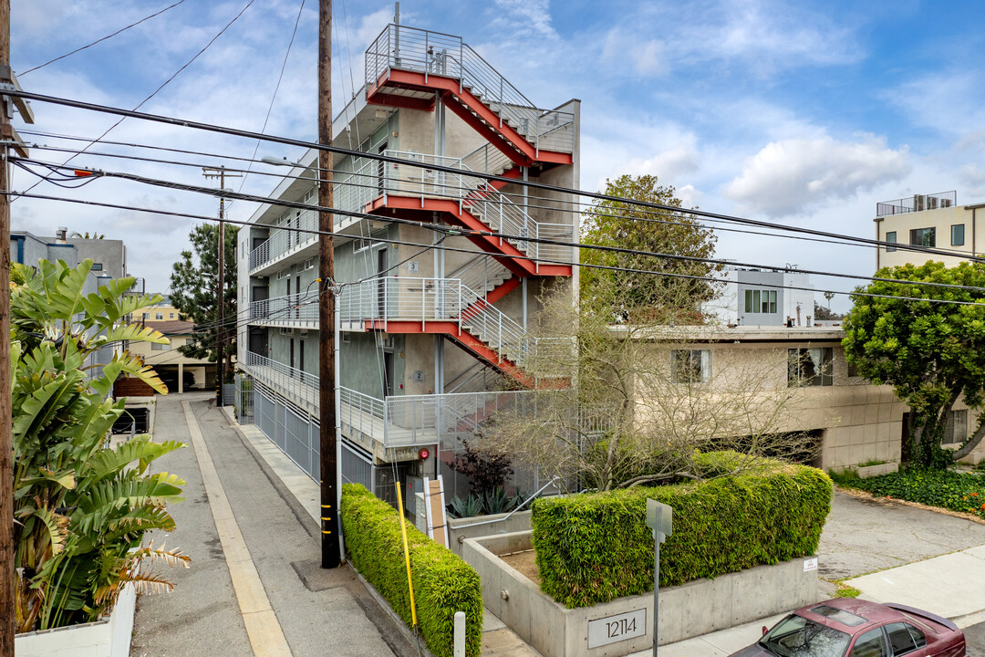 12114 Idaho Ave in Los Angeles, CA - Building Photo