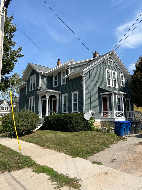 690 Monroe St in Oshkosh, WI - Building Photo