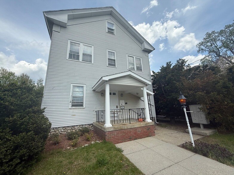 8 Boyden Rd, Unit 2C in Holden, MA - Building Photo