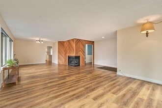 2115 SE Singing Woods Dr in Hillsboro, OR - Building Photo - Building Photo