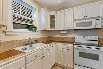 2587 Irving Pl, Unit 2 in Cincinnati, OH - Foto de edificio - Building Photo