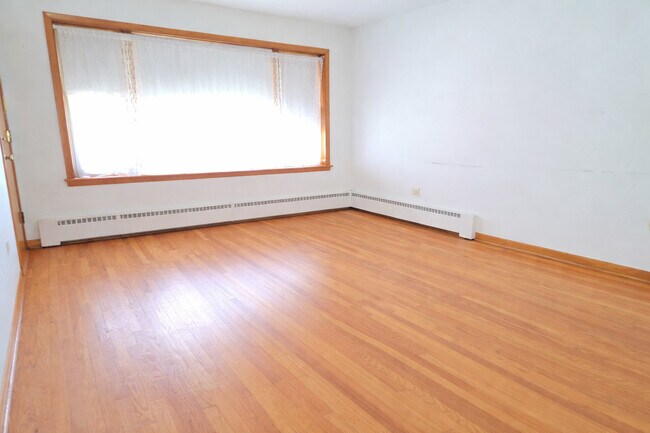 7126 W Jarvis Ave in Niles, IL - Building Photo - Building Photo