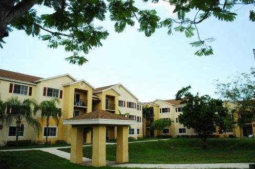 Alhambra Cove in Miami, FL - Foto de edificio - Building Photo