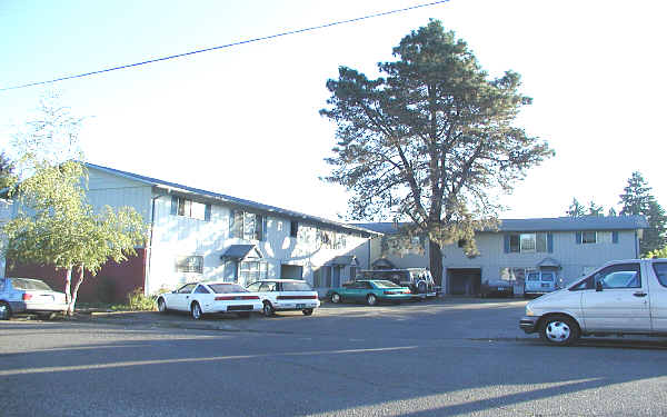 272 S Knott St in Canby, OR - Foto de edificio