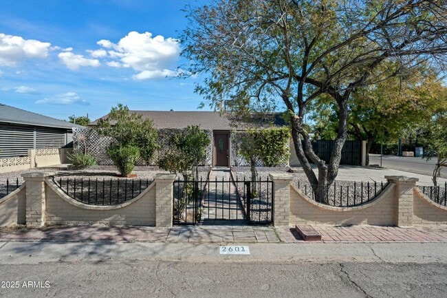 2601 N 51st St in Phoenix, AZ - Building Photo - Building Photo