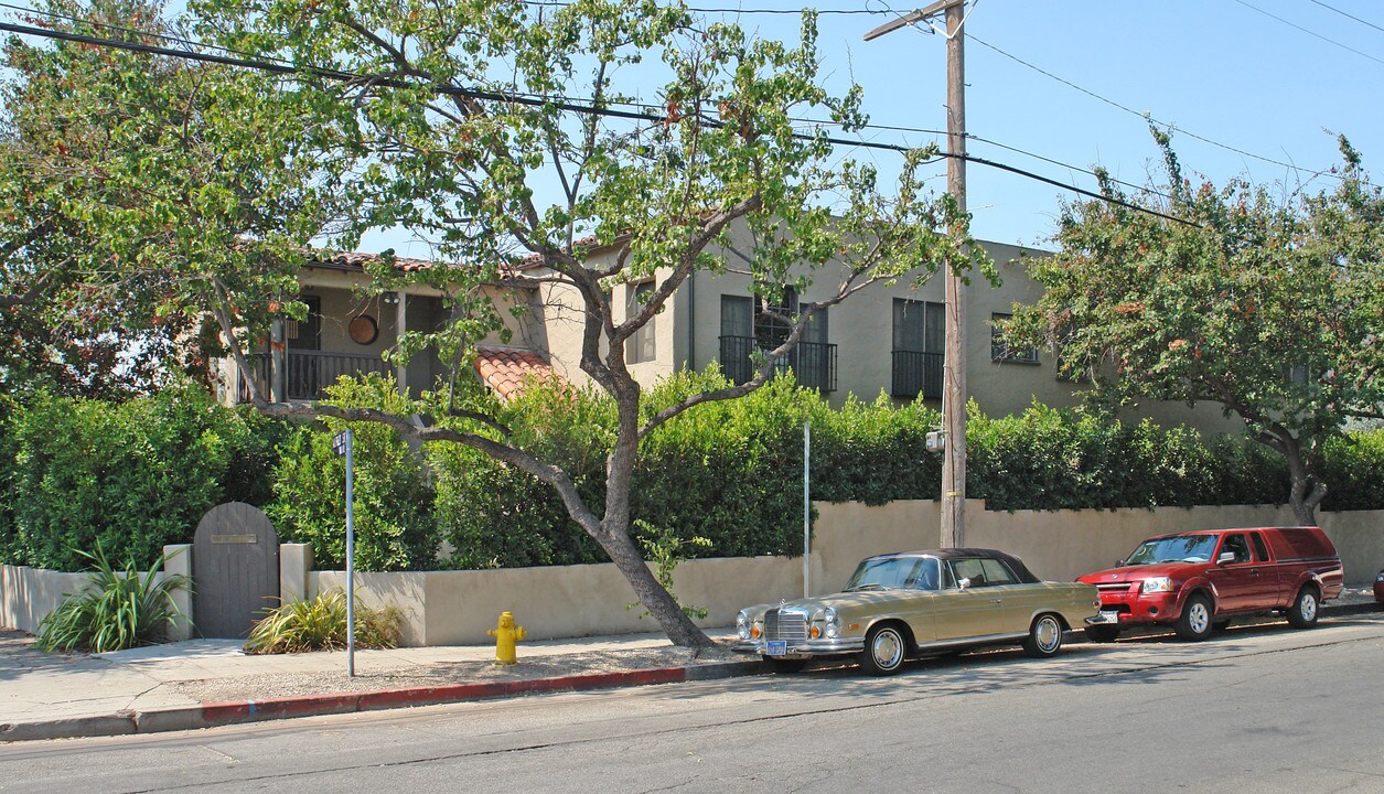 849-851 N Alfred St in Los Angeles, CA - Building Photo