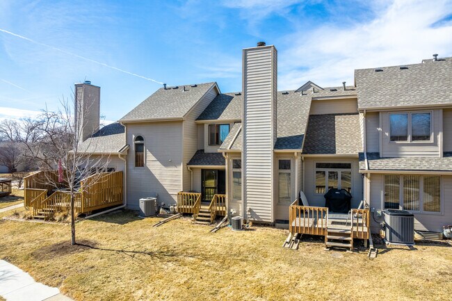 West Cove Townhomes in West Des Moines, IA - Building Photo - Building Photo