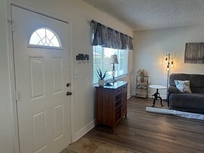 16437 Woodruff Ave in Bellflower, CA - Building Photo - Building Photo