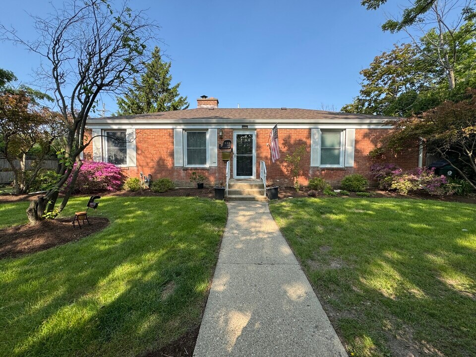 600 Garfield Ave in Lake Bluff, IL - Building Photo