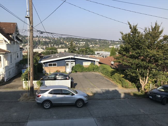 3627 13th Ave W, Unit 2 in Seattle, WA - Building Photo - Building Photo