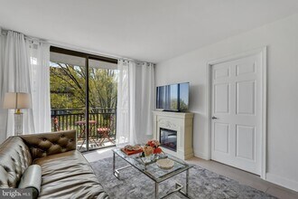 3401 38th St NW, Unit 407 in Washington, DC - Building Photo - Building Photo
