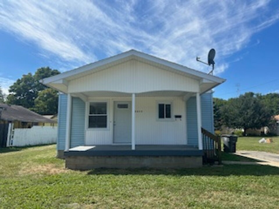 2311 Whitewater Ave in Connersville, IN - Foto de edificio